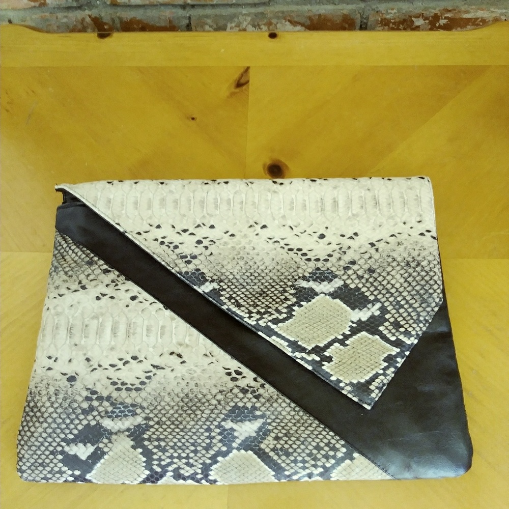 POPPIE ENVELOPE SHOLDER/ CLUTCH PURSE